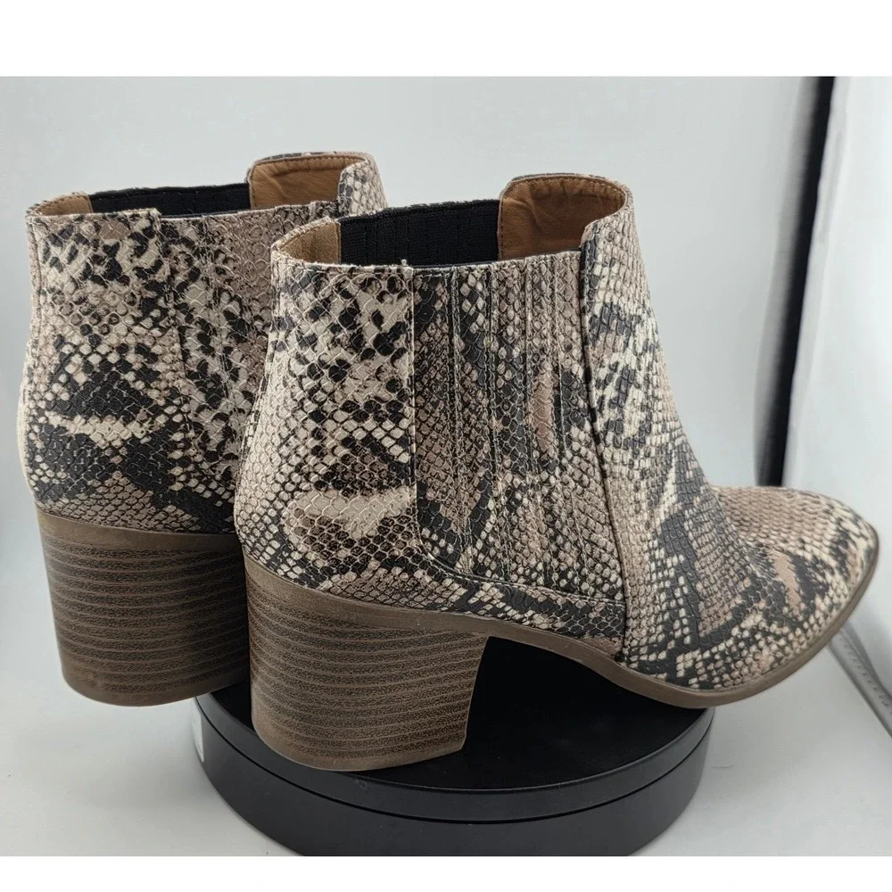 Maurices Womens Snake Print Ankle Booties Pointed Toe Block Heel Neutral Size 7R